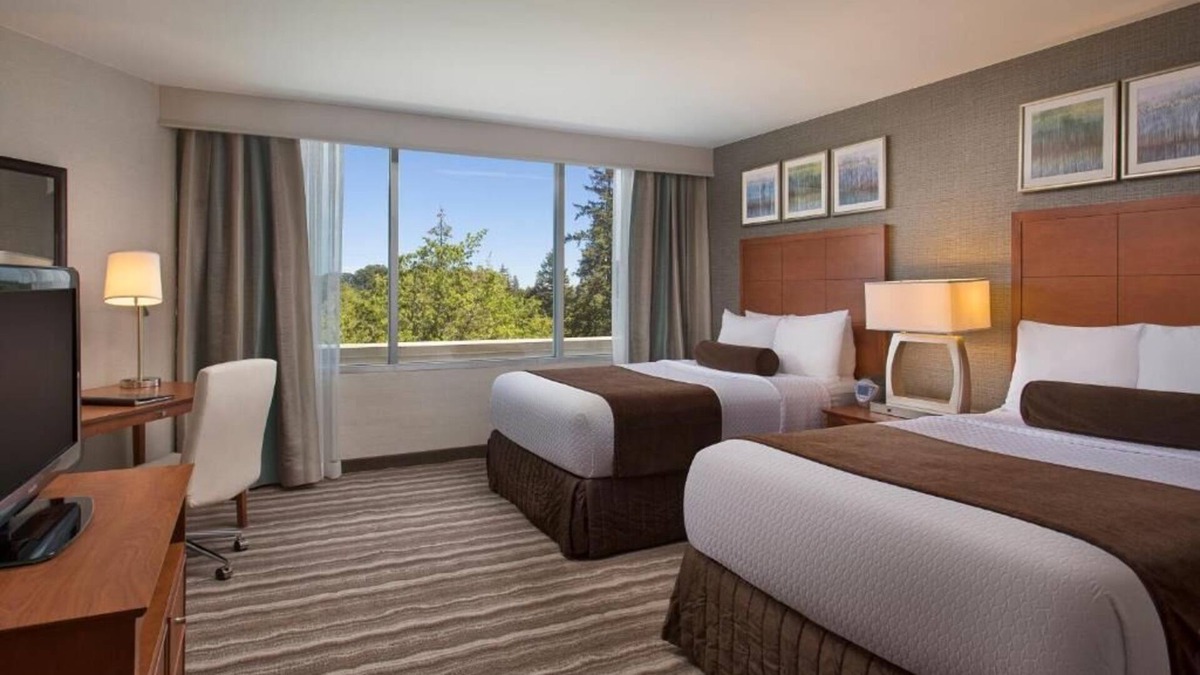 Lake Forest House | Prime Location! 2 Convenient Units, Onsite Pool, Parking, Near Lake Oswego!