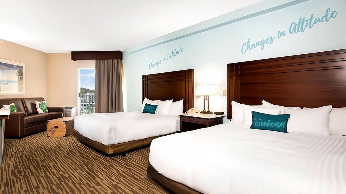Osage Beach Hotel | Prime Location! 3 Comfortable Units, Onsite Pool, Free Parking, Lakeview