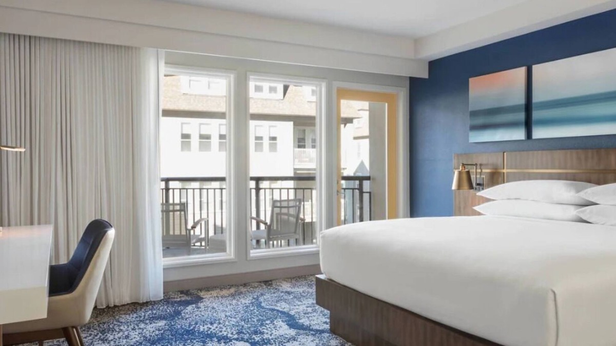 Northeast Virginia Beach Hotel | Prime Location! 3 Sleek Units, Onsite Pool, Near Virginia Beach Fishing Pier