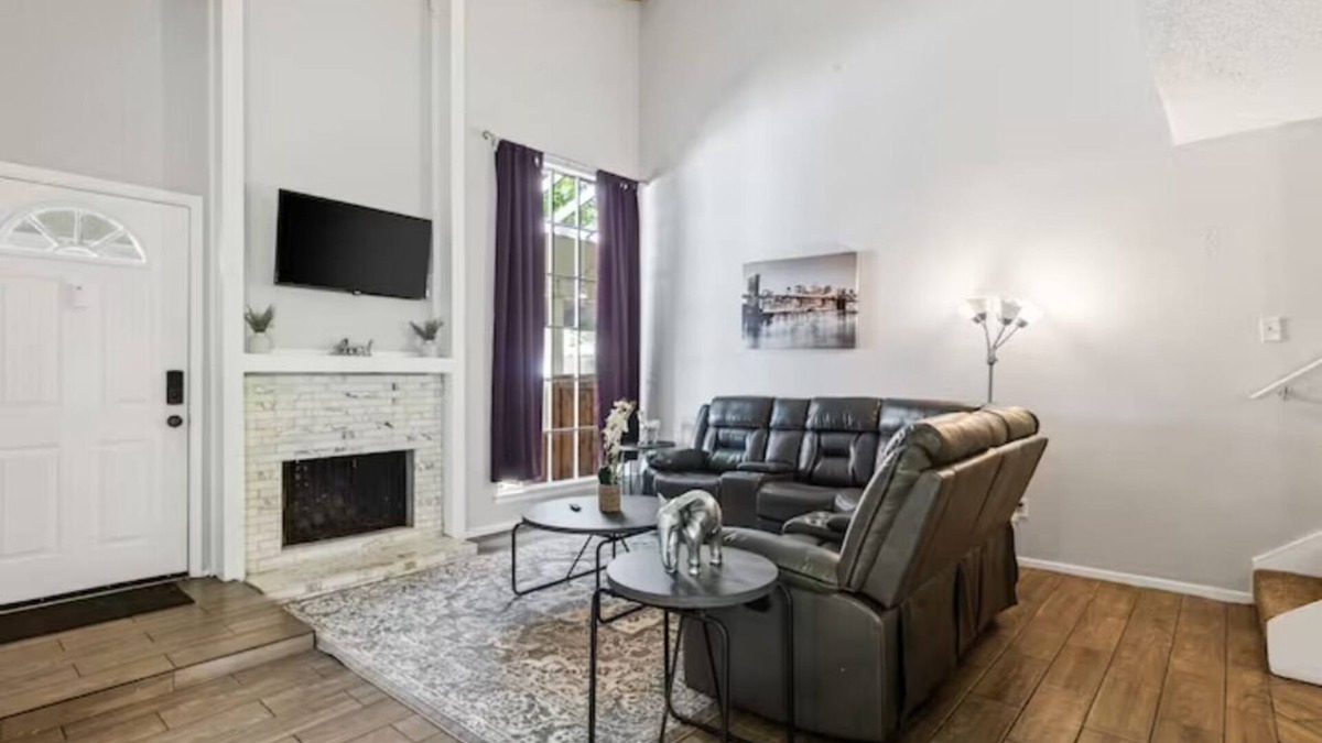 Southwest Carrollton House | Prime Location 4 SMART TVS4 BEDS Pet Friendly