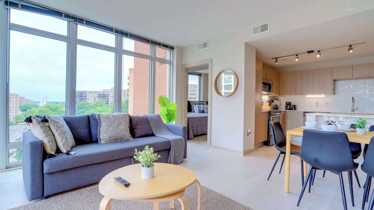 Crystal City Apartment | Prime Location Apartment W Great Views