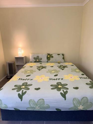 St. Albans Apartment | Prime location bedroom