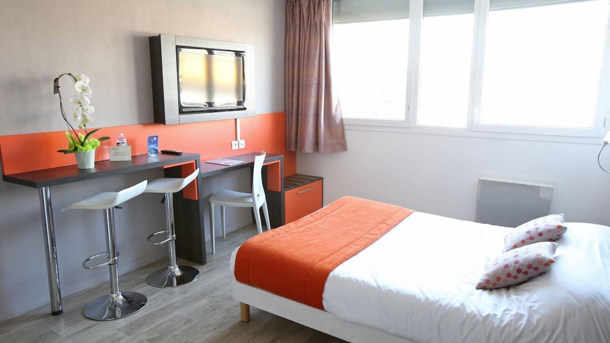 Chevilly-Larue Hotel | Prime Location Studio: Tramway Access for Downtown Visits