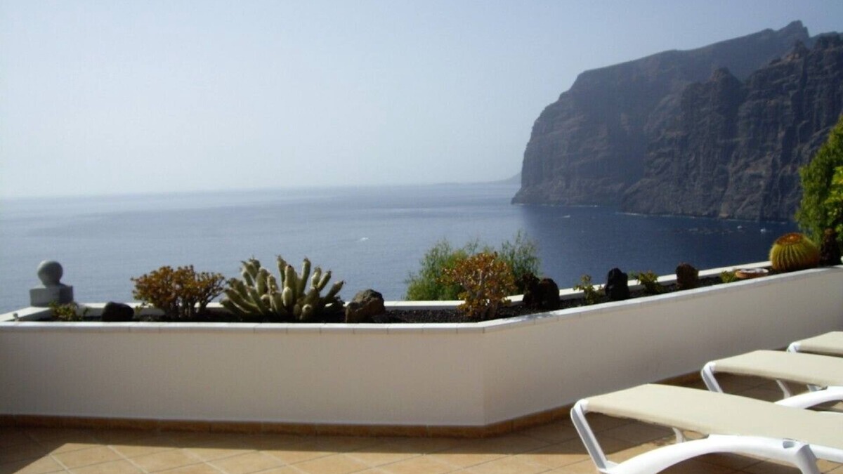 Los Gigantes Villa | Prime Location, Htd Pool, Breathtaking Sea Views nr Beach/Marina, A/C WiFi UKTV