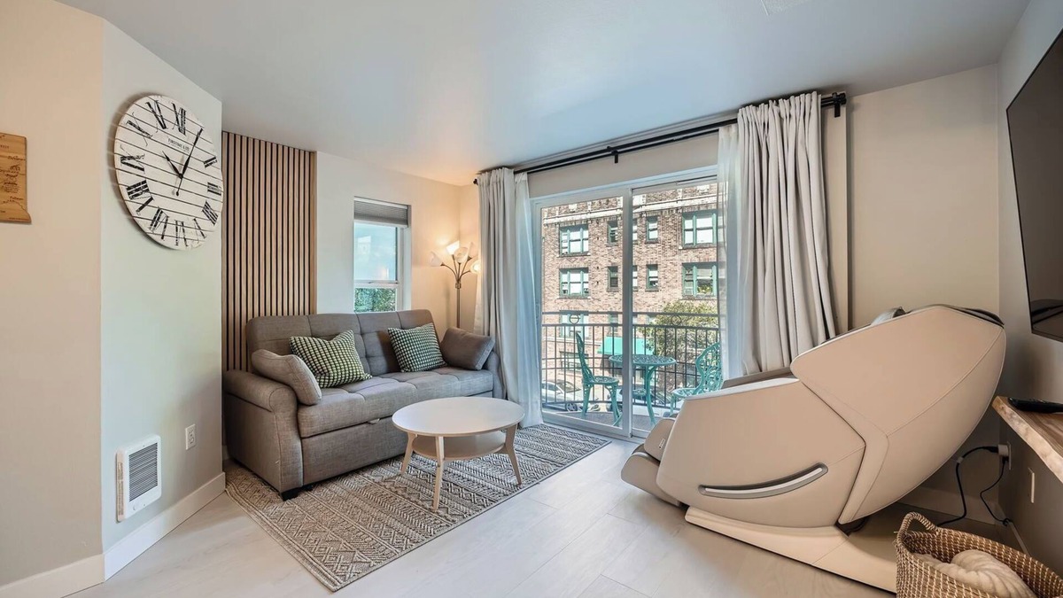 Belltown Condo | Prime location in downtown Seattle– Walk to Space Needle &Explore Seattle's Best