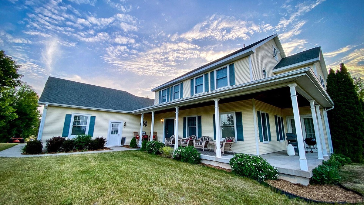 Williamsburg House | Prime location less than 1 mile from Traverse City Horse Shows/GLEF