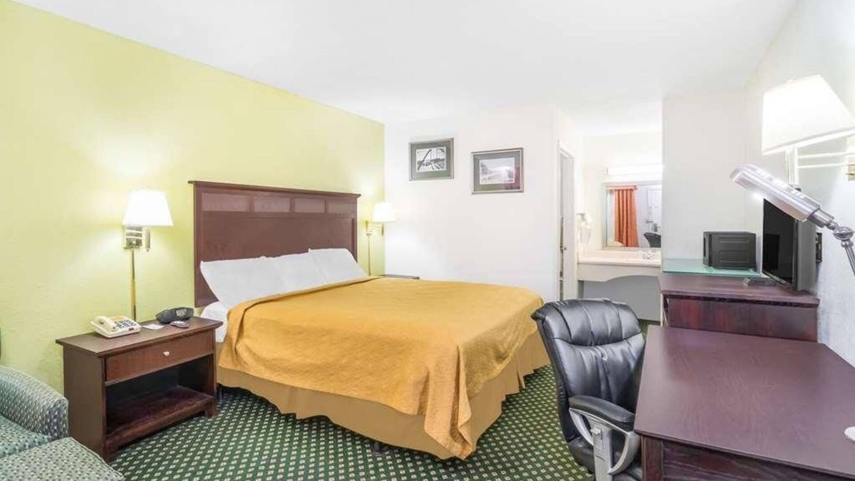 Lookout Valley Neighborhood Association Resort | Prime Location! Pet-friendly, Free Parking, Close to Tennessee Aquarium!