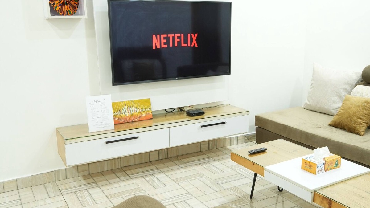 Osu Apartment | Prime location, ultra-central/OSU near Oxford St/2BR with AC, WiFi and Netflix