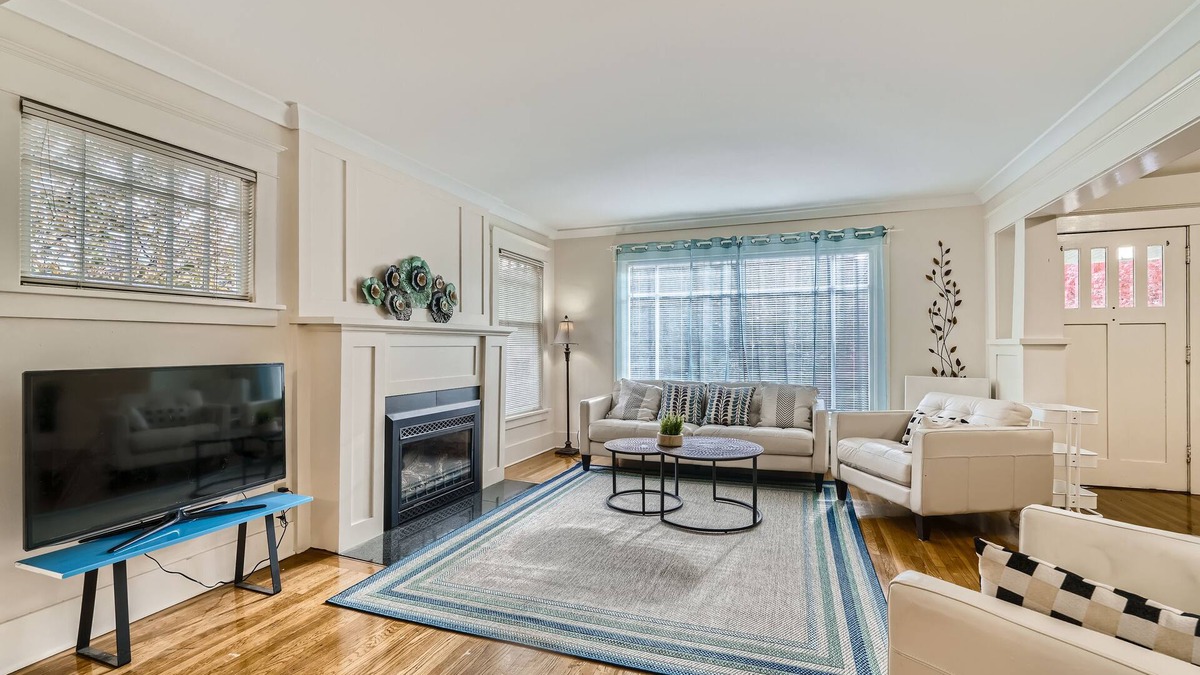 Lower Queen Anne House | Prime Location walk to attractions w Free Parking