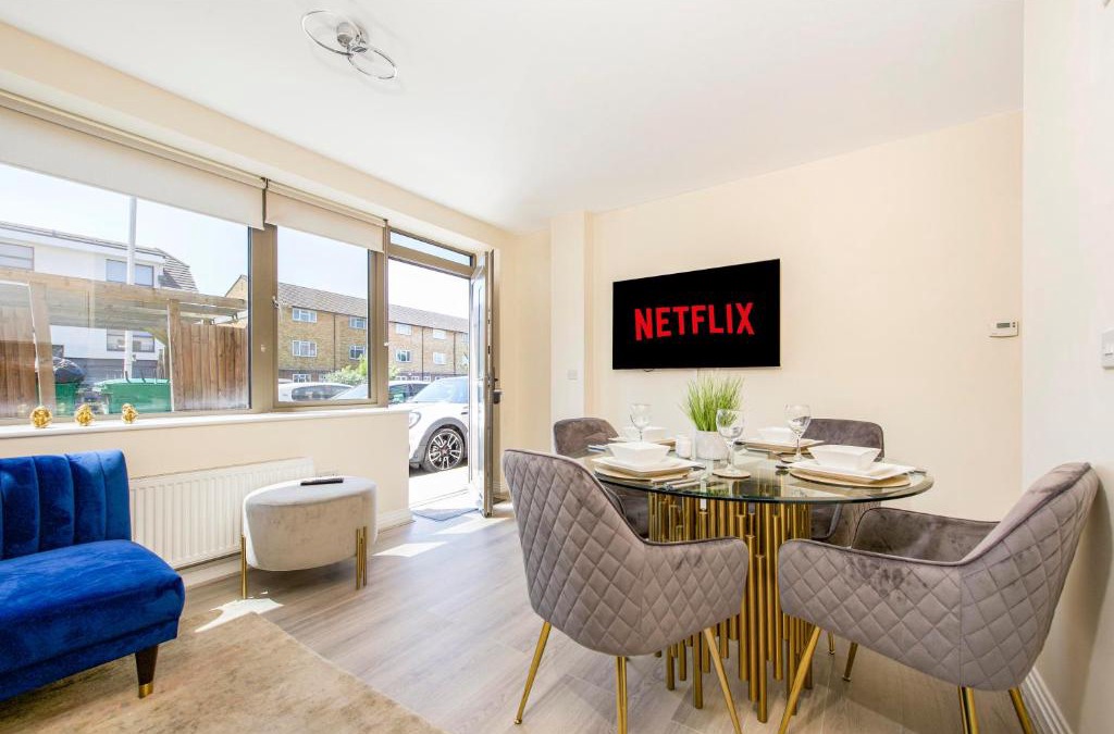 Hillingdon Apartment | Prime Luxury, Heathrow, FreeParking, WiFi, Netflix