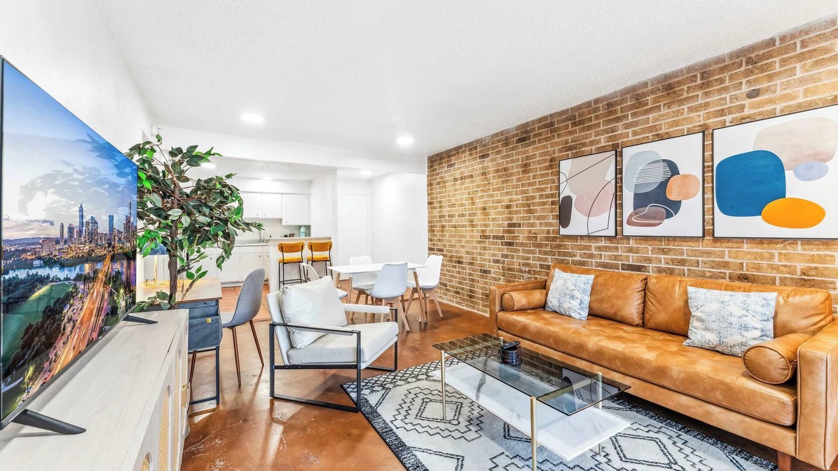 Windsor Park Apartment | Prime SoCo bright 2BR king suite w/pool, parking