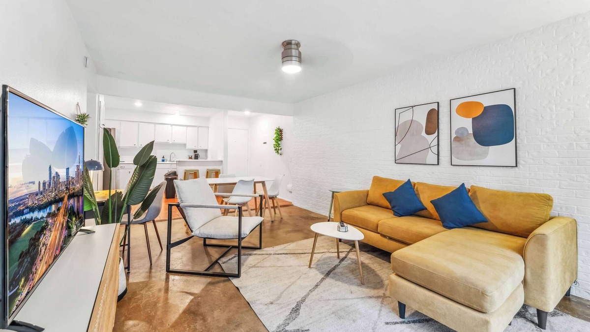 Zilker Apartment | Prime SoCo comfy 2BR king suite w/pool, parking