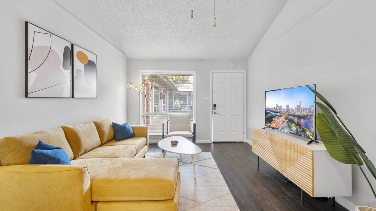 Zilker Apartment | Prime Soco Comfy 2BR King Suite w Pool Parking