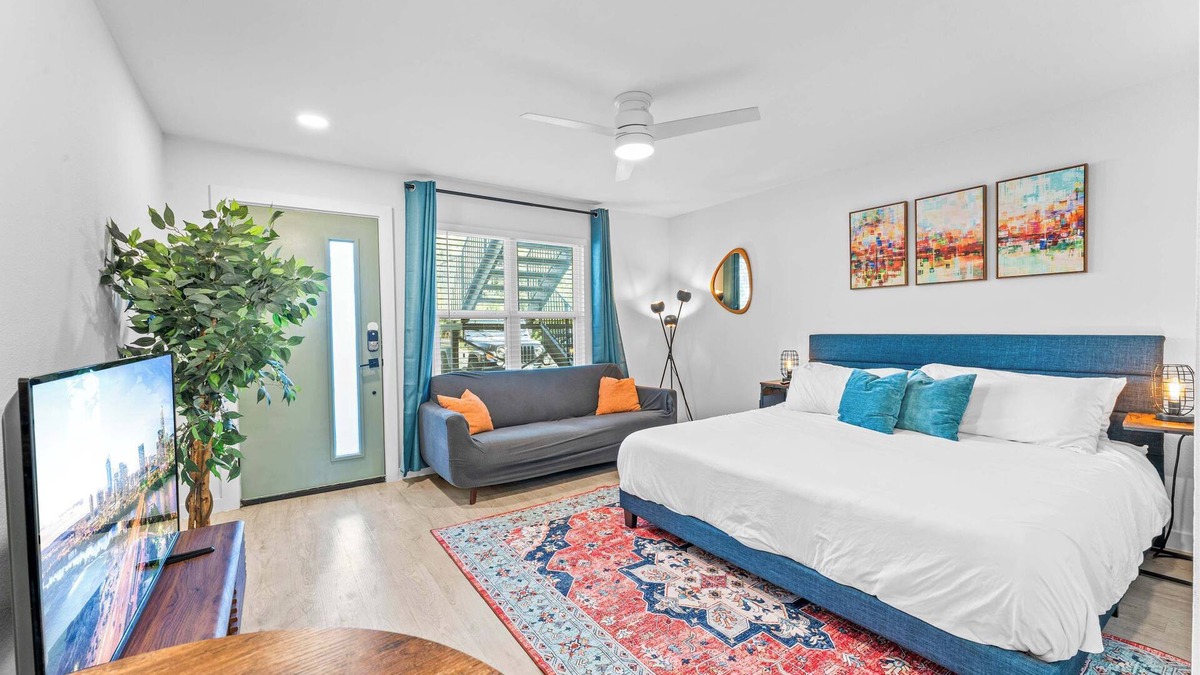 Windsor Park Apartment | Prime SoCo cute studio w/laundryWiFi, 7 Min to DT