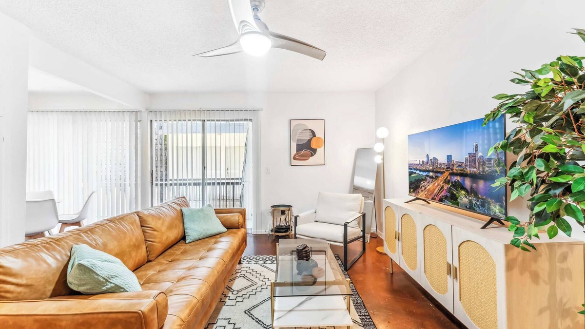 Windsor Park Apartment | Prime SoCo quaint 1BR king suite w/pool, parking