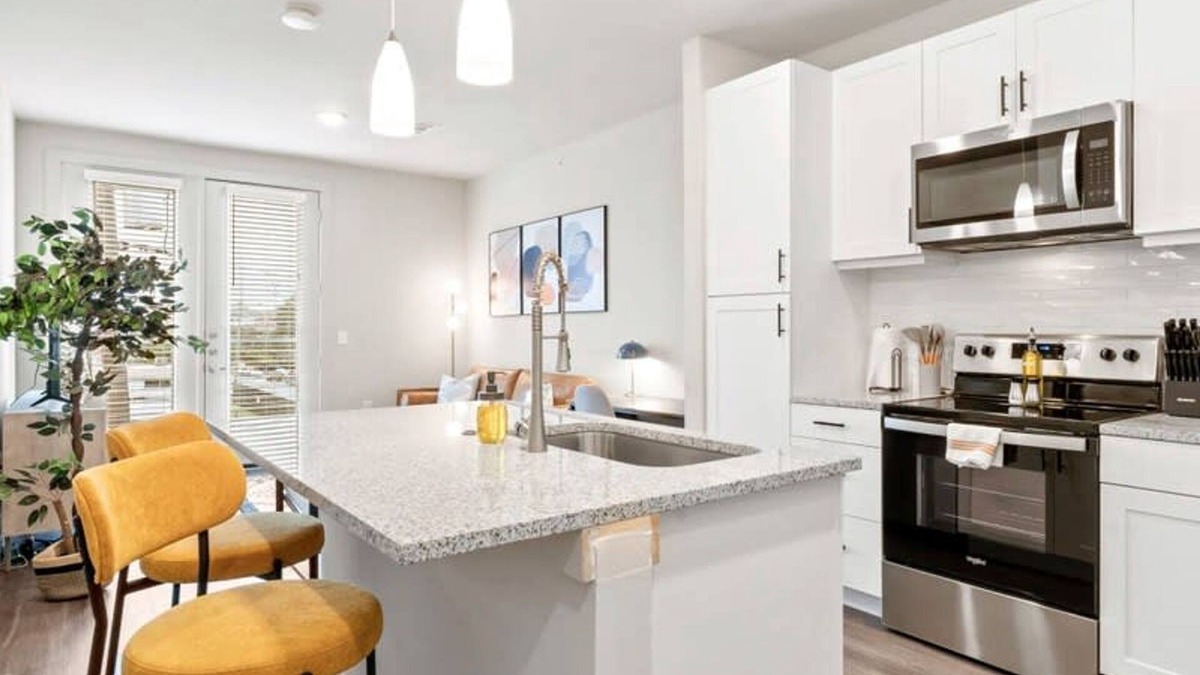 Windsor Park Apartment | Prime Soco Quaint 1BR King Suite w Pool Parking