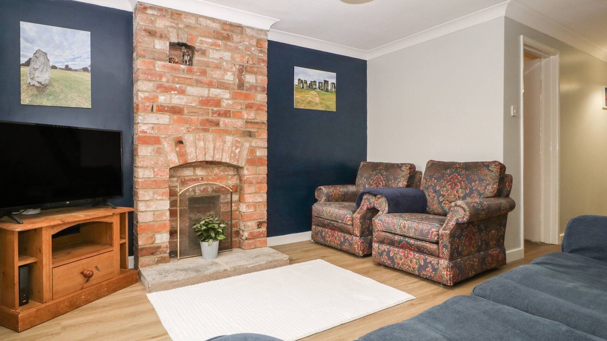 Dilton Marsh Cottage | PRIMROSE COTTAGE, pet friendly, with a garden in Warminster