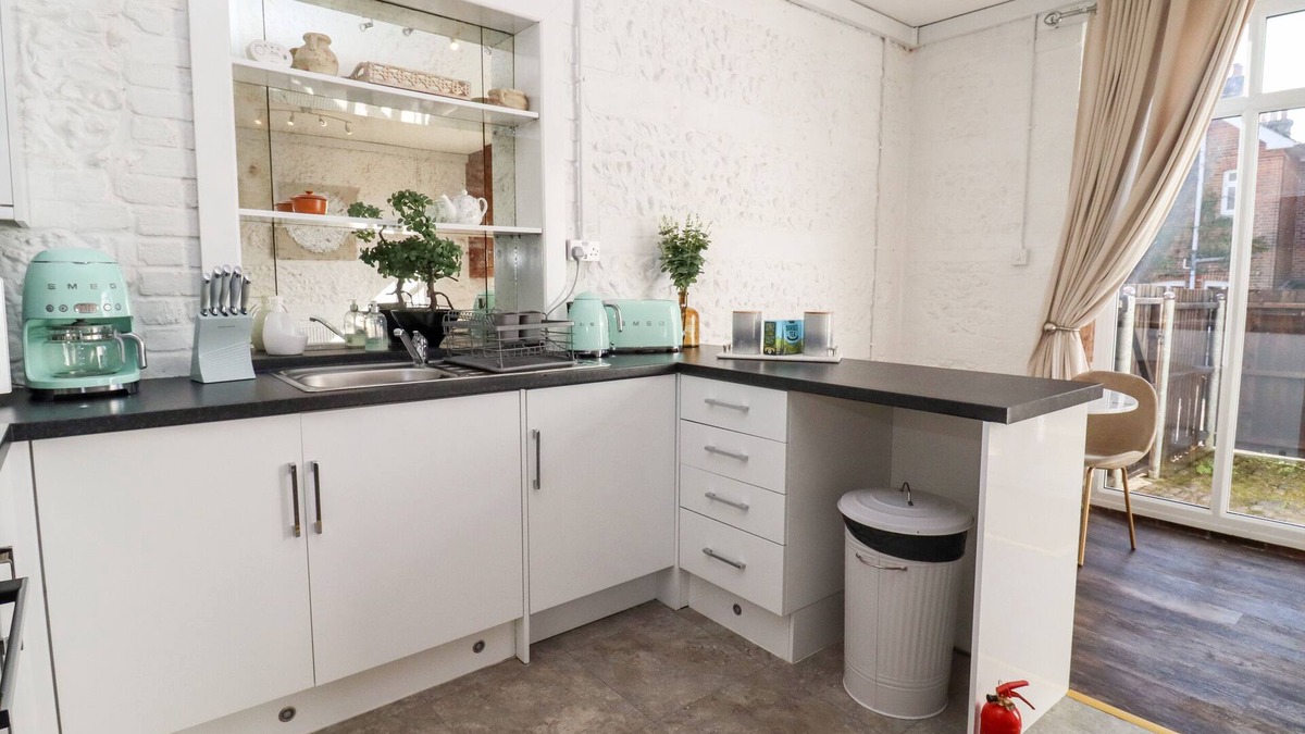 Blandford Saint Mary House | PRIMROSE, romantic, character holiday cottage in Blandford Forum