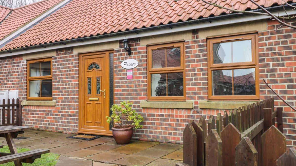Skinningrove Cottage | PRINCE COTTAGE, pet friendly, with a garden in Skinningrove