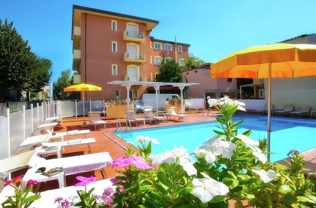 Torre Pedrera Apartment | Princely Apartment in Torre Pedrera with Swimming Pool