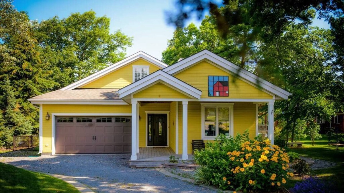 Cressy House | Prinyers Lake House in Prince Edward County