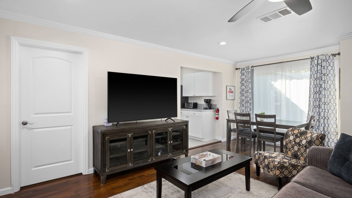 Fresno House | Pristine 3B/1Bth, EasyA to US99 and Nat'l Parks