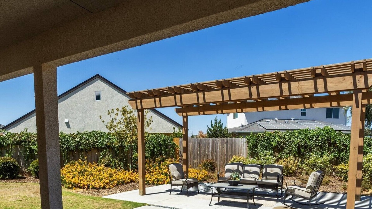 Hanford House | Pristine 3bed 2 bath bungalow in a safe suburban family friendly neighborhood.