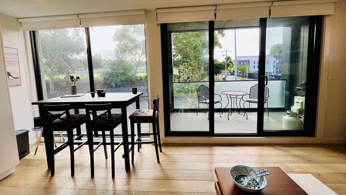 Hawthorn Apartment | Pristine apartment in Kew School Zone, Walk to Glenferrie Rd, great PT links