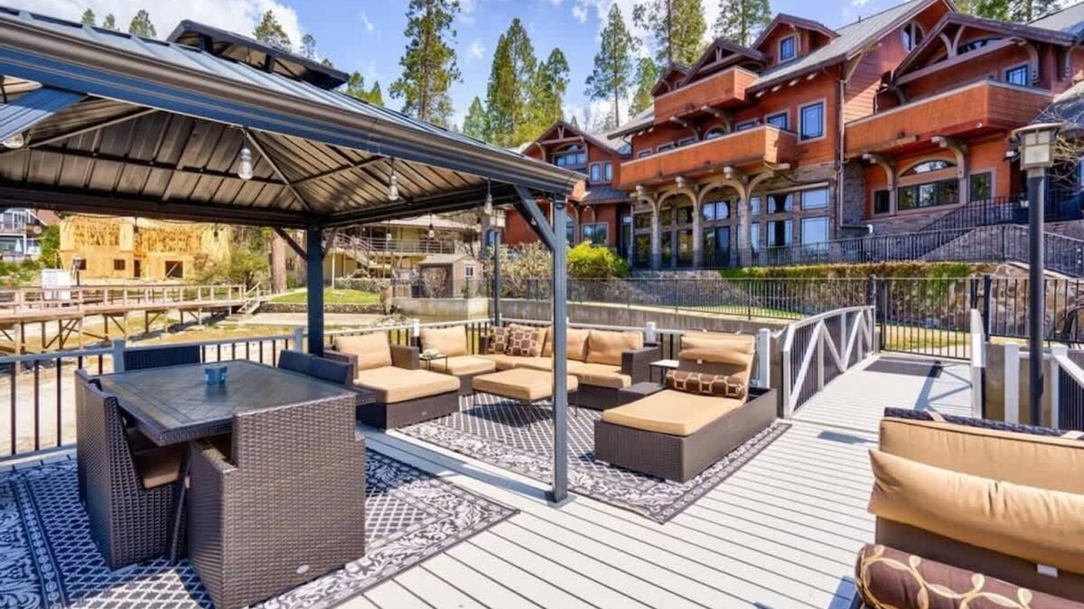 Bass Lake House | Pristine Bass Lake Lakefront Home