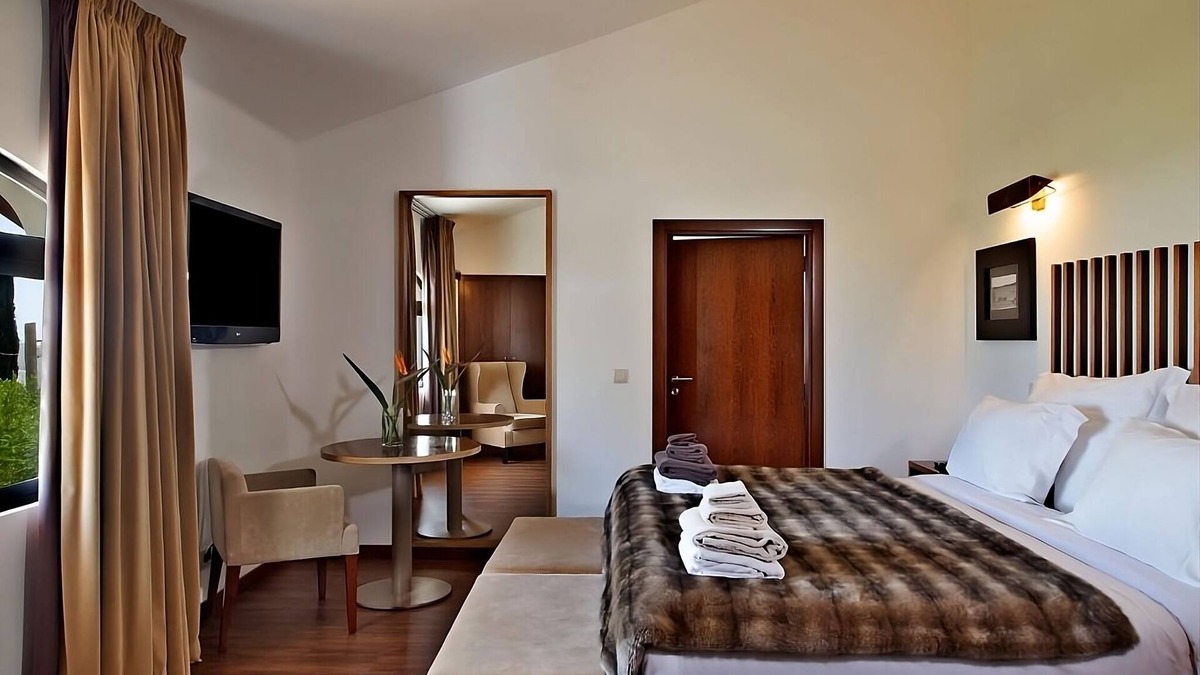 Albufeira Hotel | Pristine Beaches in Albufeira! Swimming Pools, Free Parking, Beach Access!
