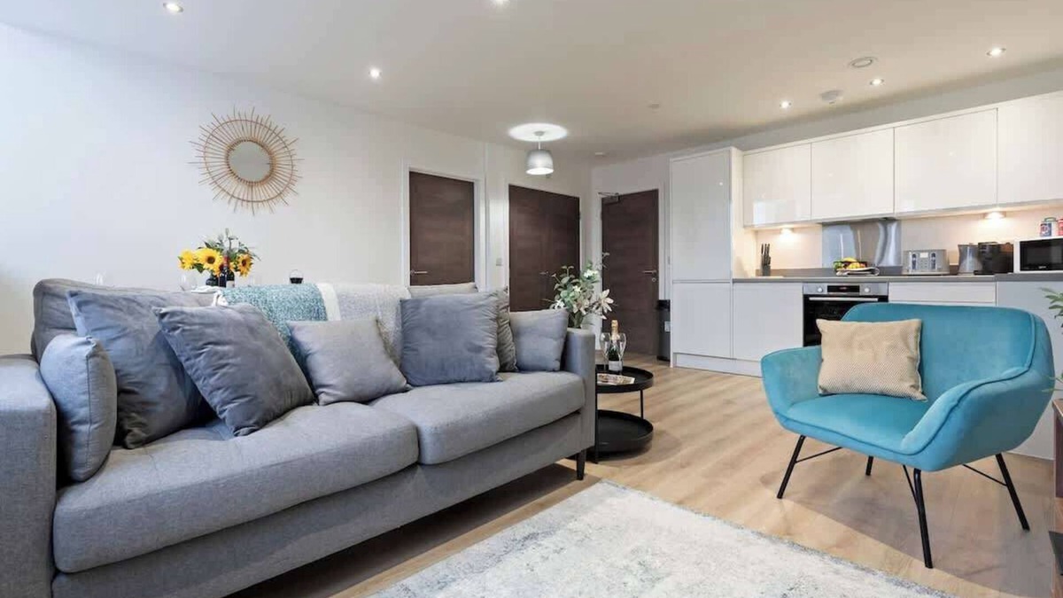 Old Trafford Apartment | Pristine Flat, Ideal for Small groups, Sleeps 4!