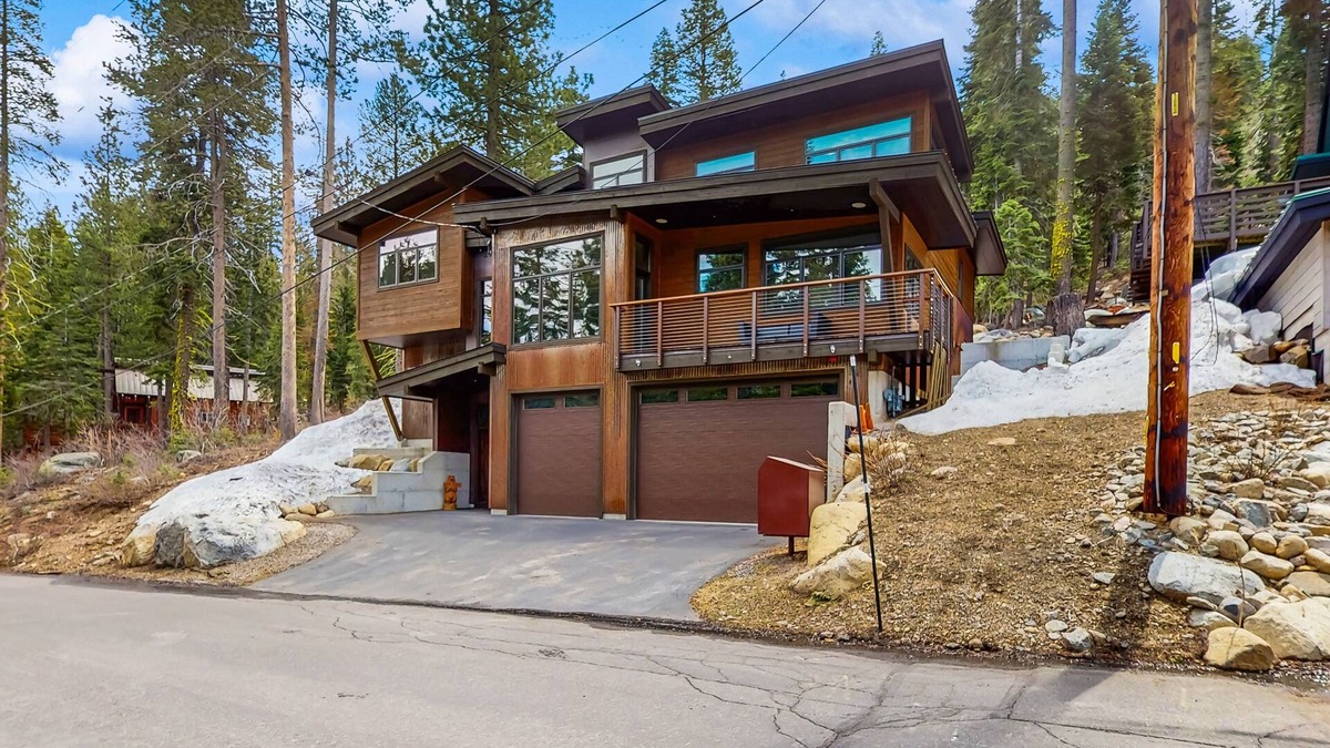Truckee Apartment | Pristine home with lovely interior, private deck, fast WiFi - great location