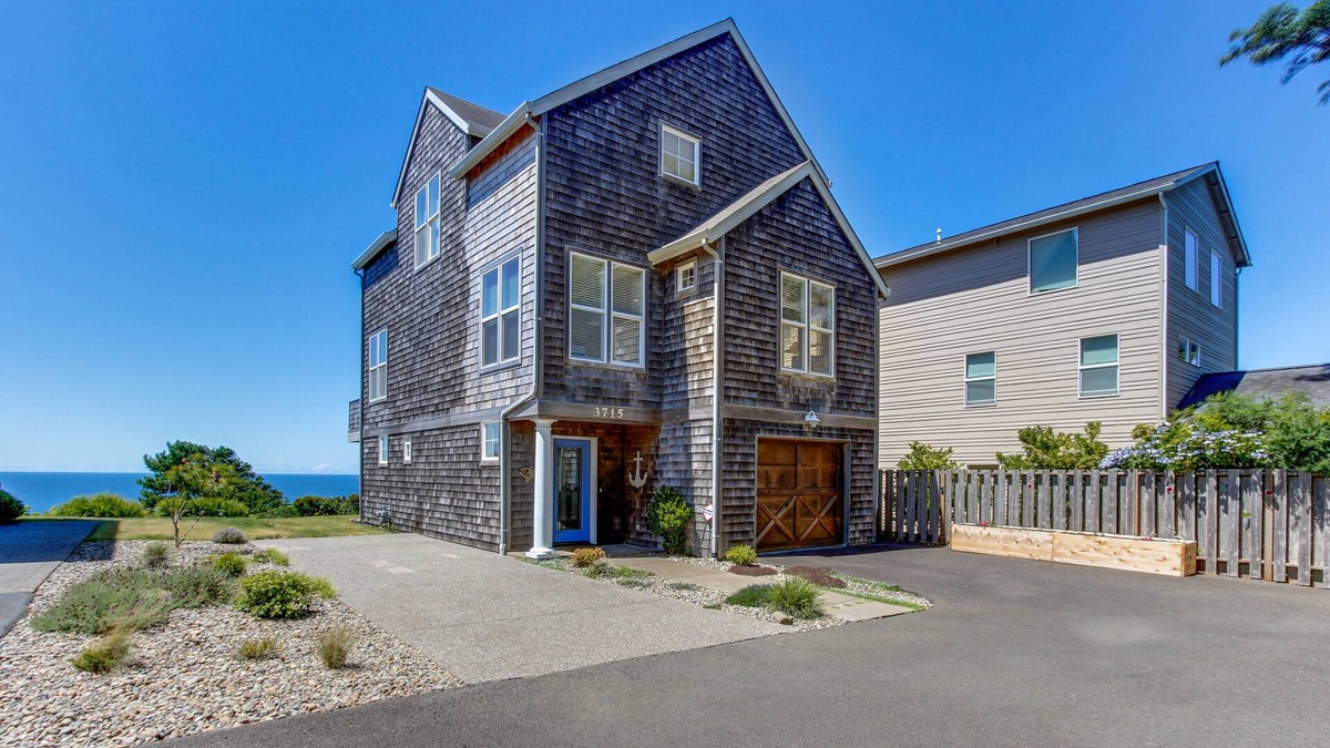 Lincoln City House | Pristine Home with Stunning Views, Short Walk to Beach - Right in Town
