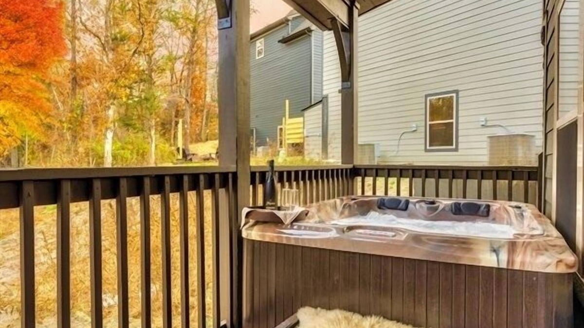 Sevierville Cabin | Pristine & Inviting home away from home! EZ Parking, Close to everything! Dog Ok