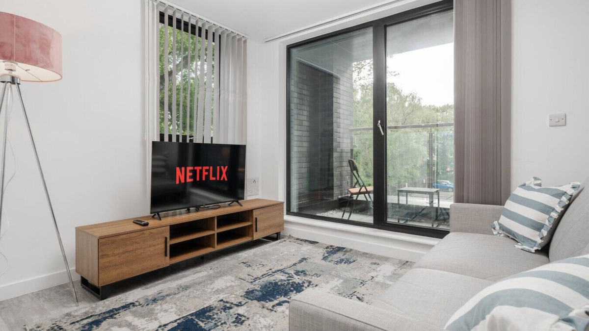 Old Trafford Apartment | Pristine Old Trafford & City 2BD 2BT Apt - Balcony