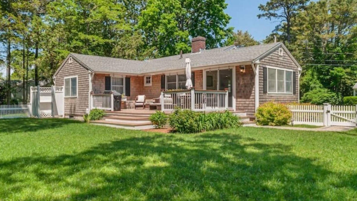 Wianno House | Pristine Osterville Cottage