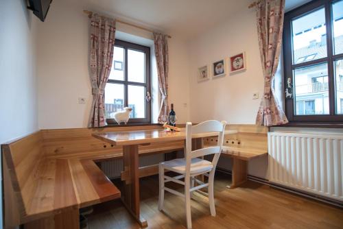 Kranjska Gora Apartment | Pritlični apartma Hribovc z atrijem v bližini Golf Cluba