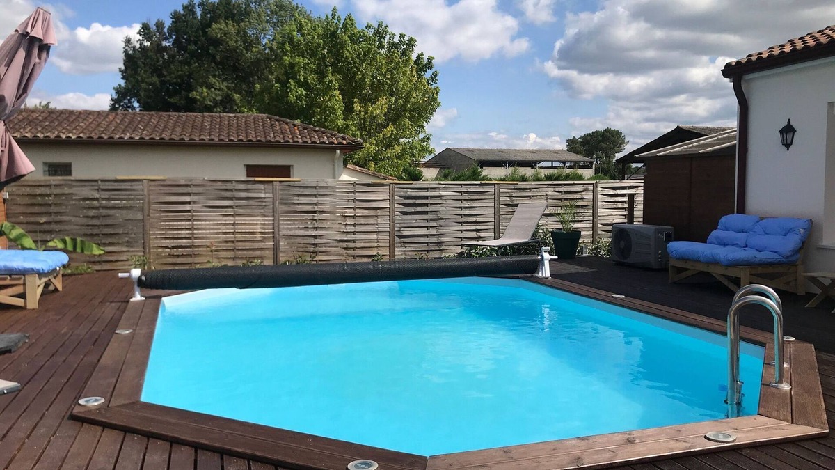 Saint-Medard-de-Guizieres Cottage | Private bedroom in a guesthouse in Saint-Emilion