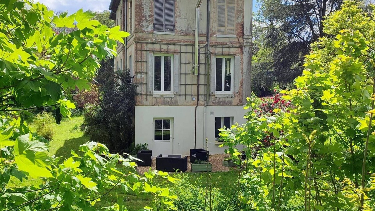 Tourville-sur-Pont-Audemer Apartment | Private flat in 1803 house with 5 ha garden + woods, 30 mns drive from Honfleur.