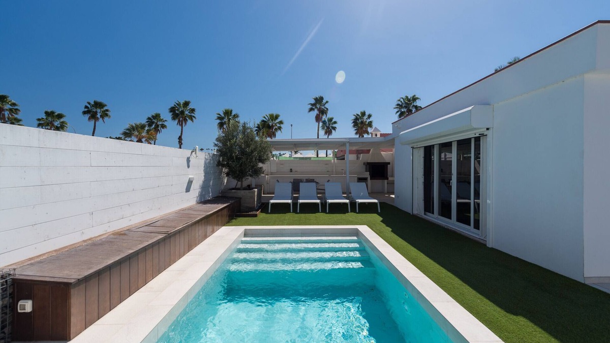 Maspalomas Ski Chalet | Private pool and spectacular barbecue area