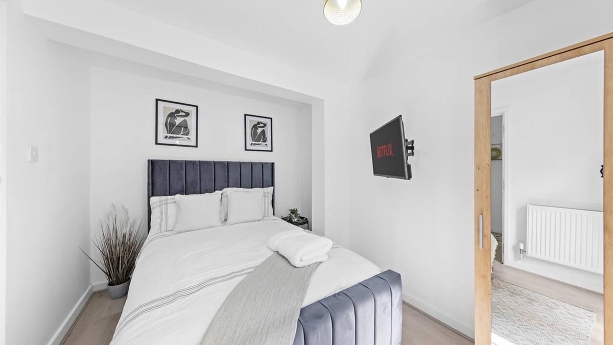 Chatham Apartment | Private 2 Bedroom in Chatham, Medway with garden