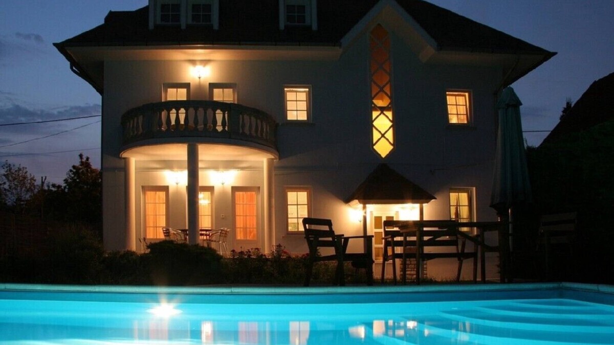 Siofok House | Private 240 m2 holiday home with private swimming pool, AC, 300 m from Balaton