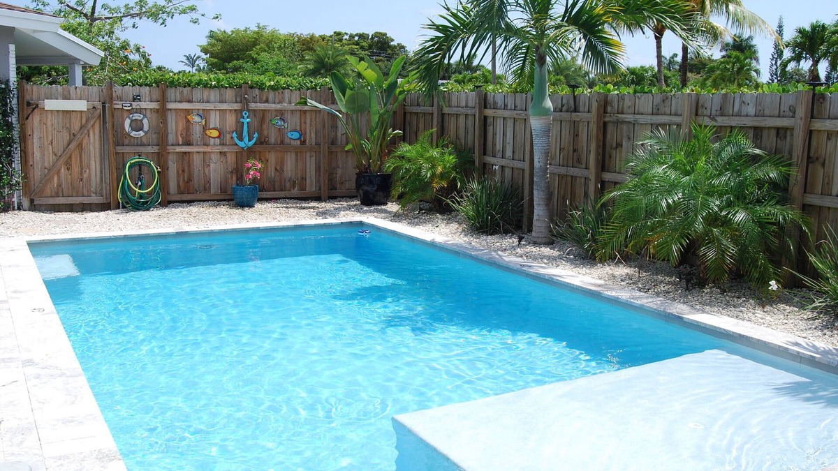 North Andrews Gardens House | Private 3/2 home, heated salt water pool, under 3 miles to beach