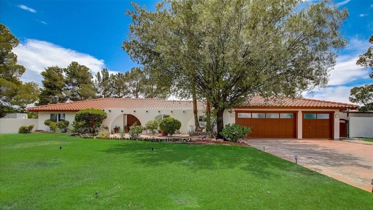 Enterprise House | Private 3/4 acre Custom Home Heated Pool/Spa & Waterfall-Close to Strip!