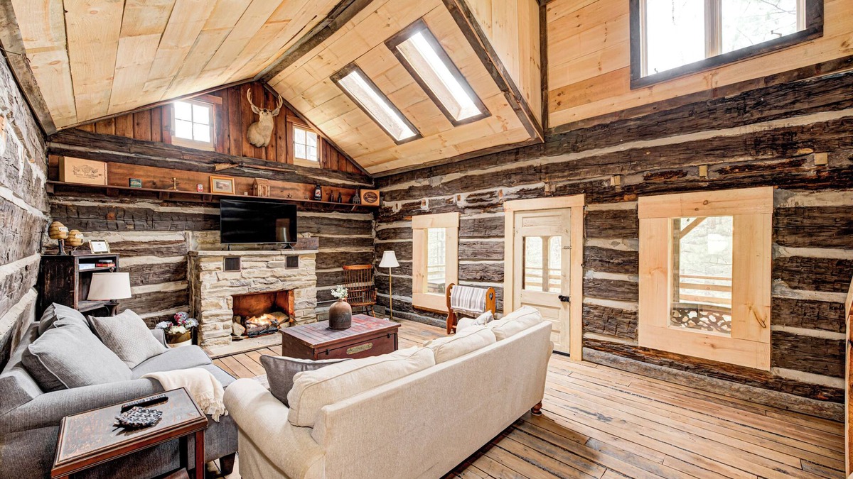 Helmsburg Cabin | Private 3.5 acre Waterfront Cabin with Hot Tub, WiFi, Minutes from Nashville
