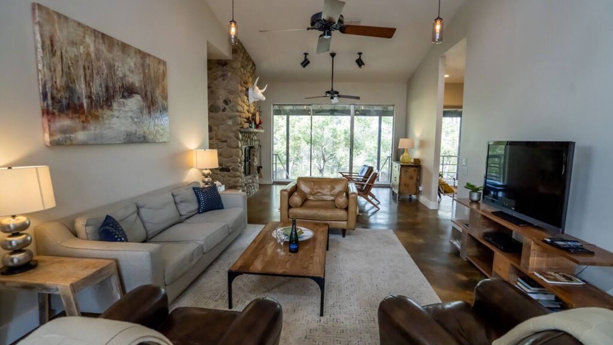 Kyle Hotel | Private 3 bedroom house with a backyard & hot tub