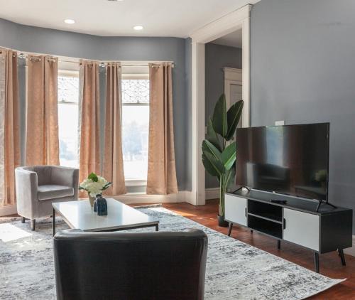 Buffalo House | Private 3bd Kingbdpooltablebillstvniagrafall