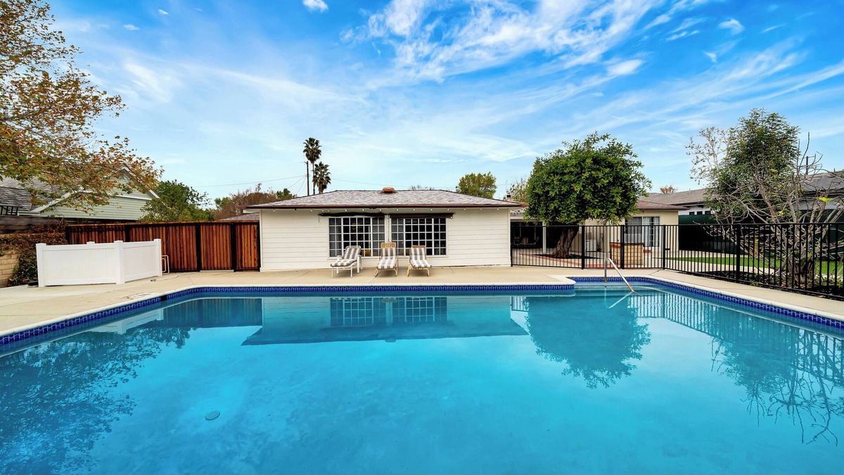Woodland Hills House | Private 4BR+Guest Estate W/Pool, Piano, & Games!