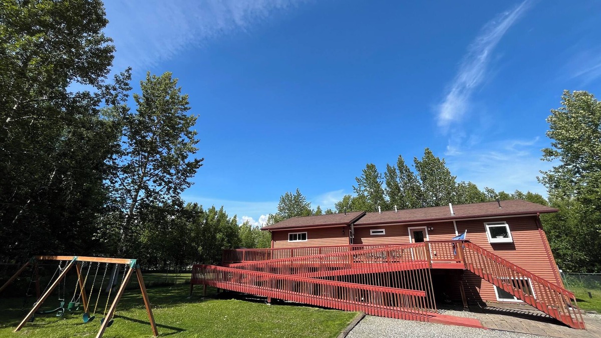 Palmer House | Private 5-Bed/2.5-Bath Home w/Full Kitchen, Steam Sauna, Wi-Fi, and Laundry