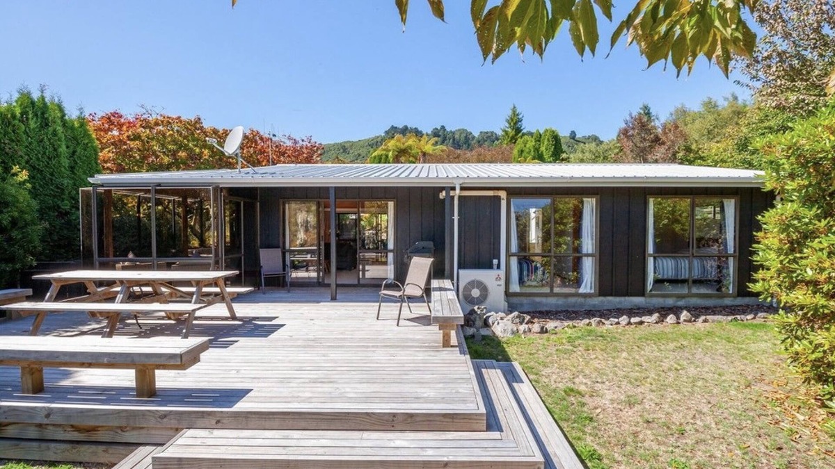 Kinloch House | Private and peaceful kiwi bach